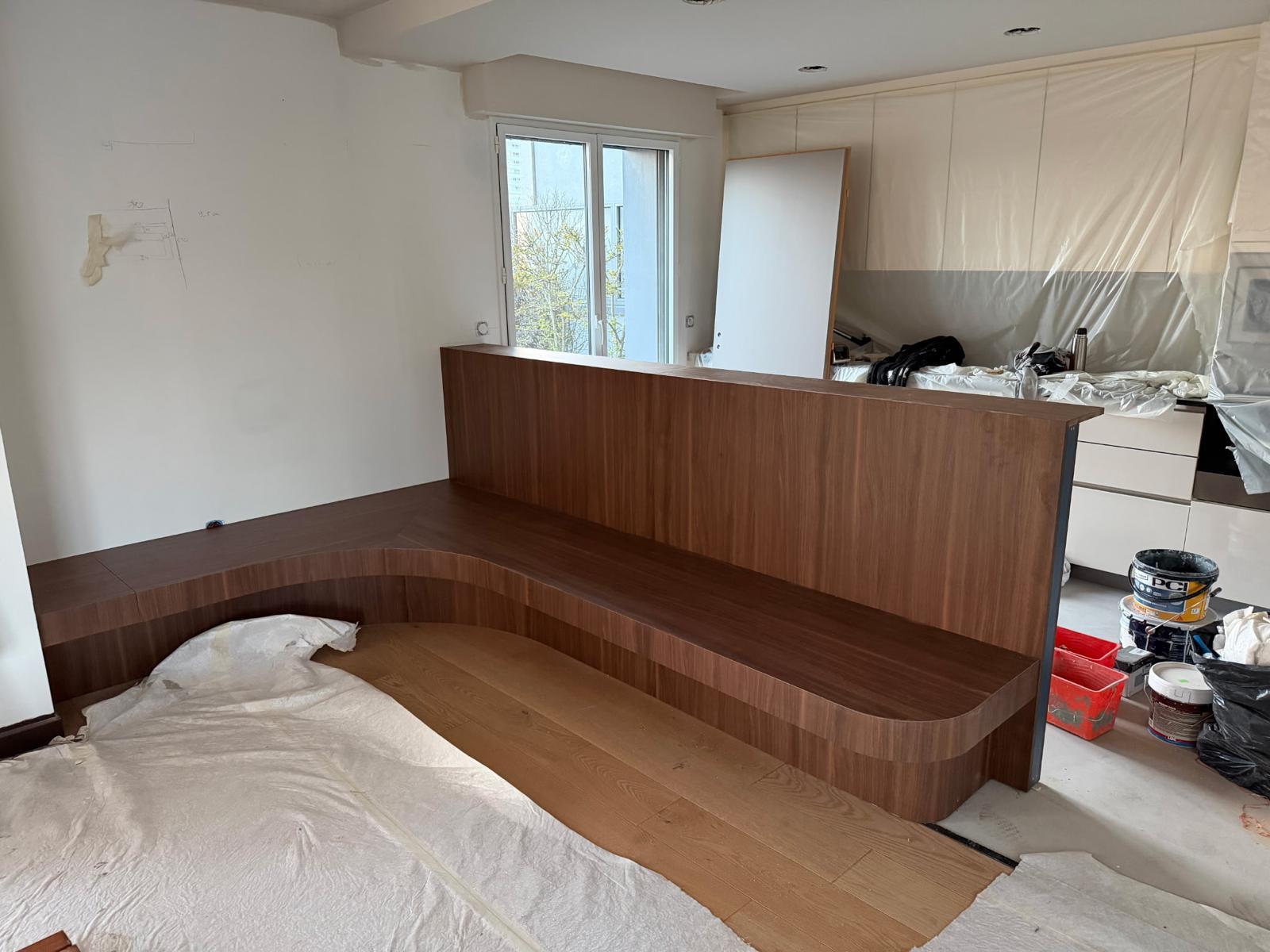 Banquette-bar en noyer courbé, posée sur site