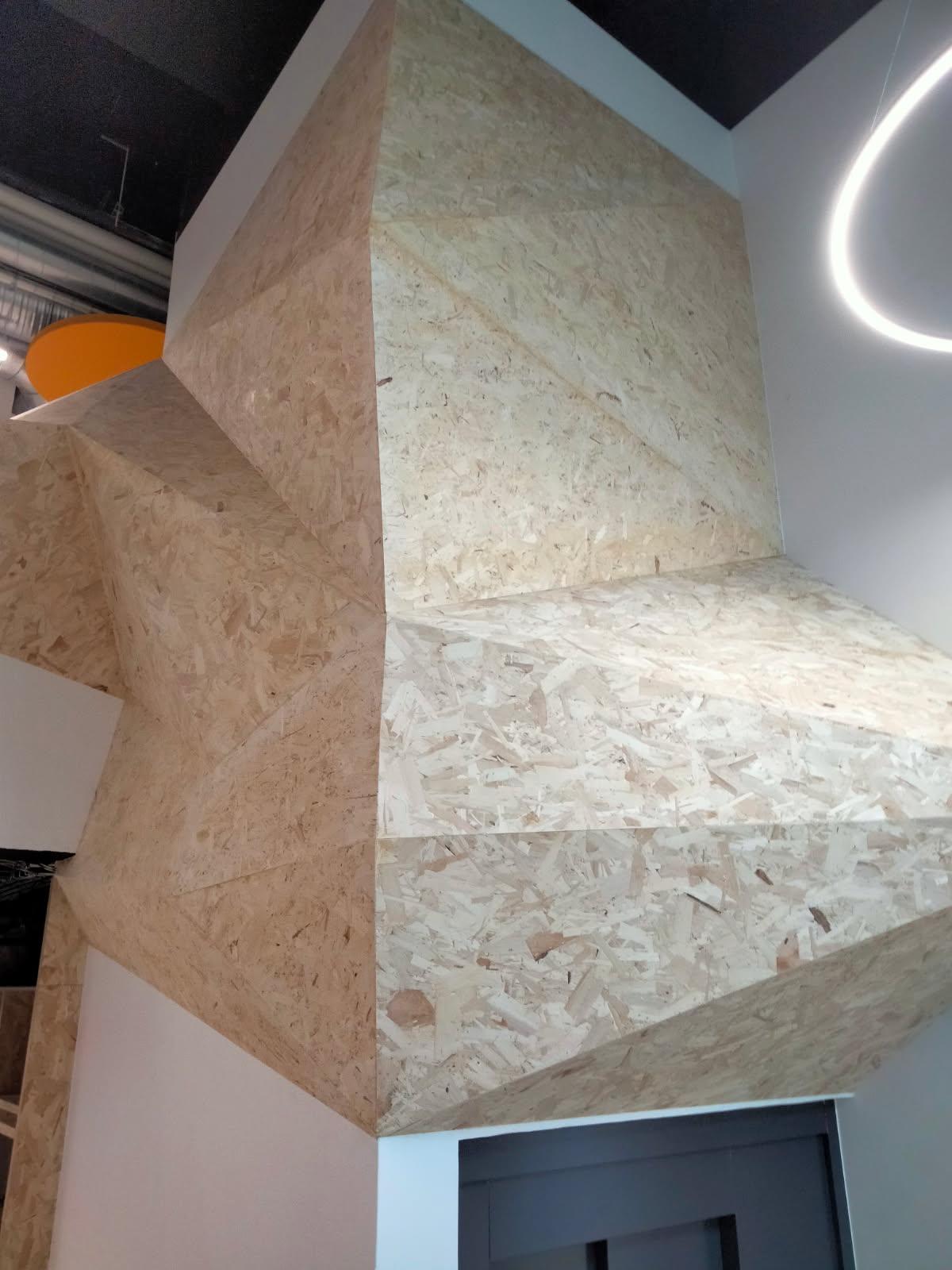 Plafond sculptural en OSB